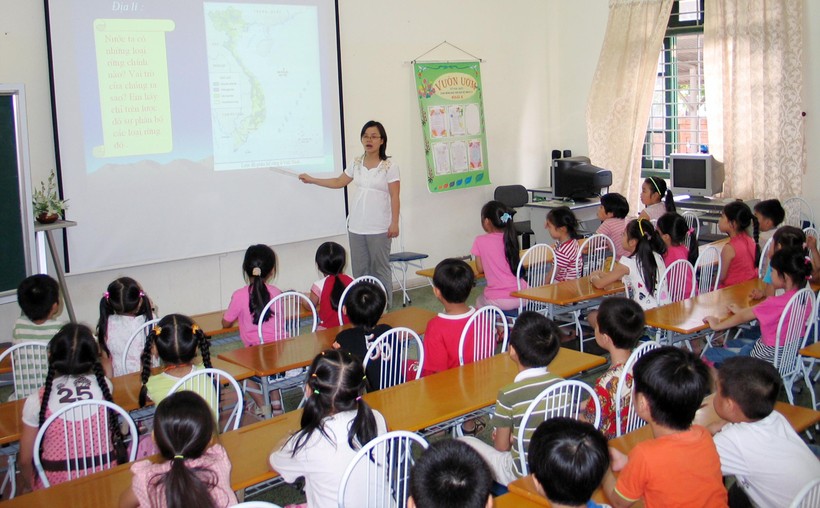 Trong giờ học giới thiệu về vùng phát triển kinh tế tại Việt Nam tại Trường TH Lý Thái Tổ (Hà Nội). Ảnh: Hữu Cường
