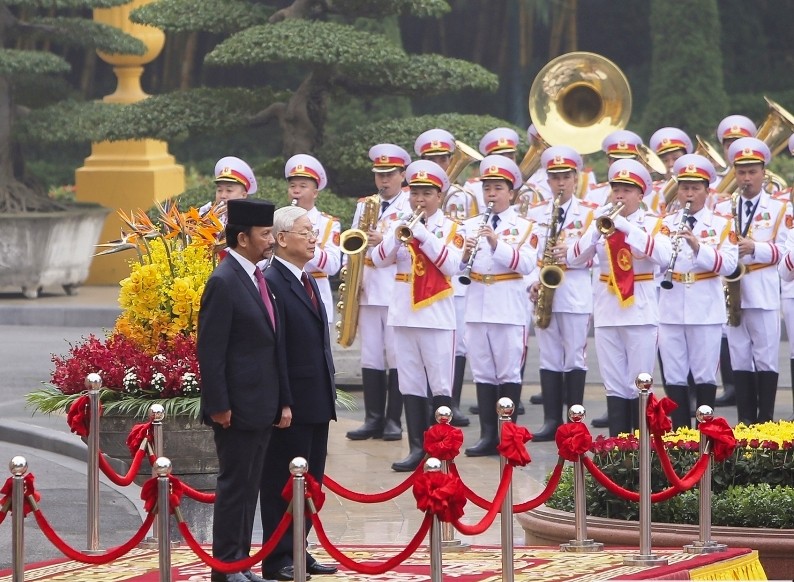 Lễ đón chính thức Quốc vương Brunei được tổ chức trọng thể tại Phủ Chủ tịch theo nghi thức cao nhất dành cho Nguyên thủ quốc gia. Ảnh: M.H