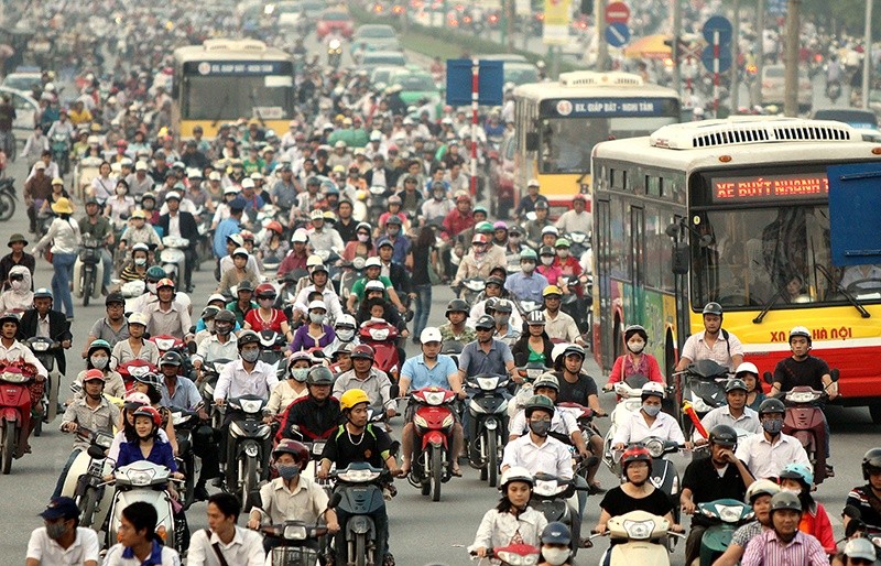 Hà Nội mới đây đề xuất lựa chọn đường Lê Văn Lương hoặc Nguyễn Trãi để thí điểm cấm xe máy