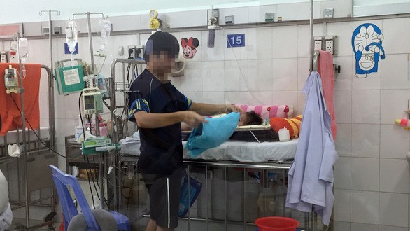 Chăm sóc con nhỏ điều trị tại Bệnh viện Nhi Đồng 2 - Ảnh: CTV