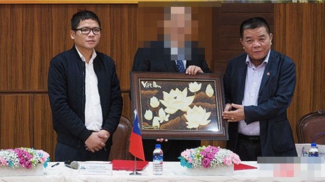 Ông Trần Duy Tùng (trái) và ông Trần Bắc Hà (phải) trong một sự kiện chung với đối tác nước ngoài. (Ảnh chụp lại - Vietnambiz).