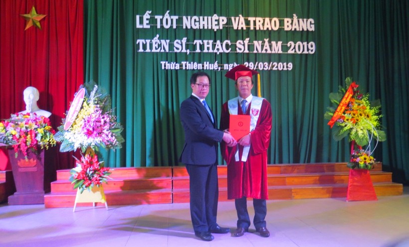  PGS.TS Lê Anh Phương – Hiệu trưởng Trường ĐHSP Huế trao bằng cho tân tiến sĩ