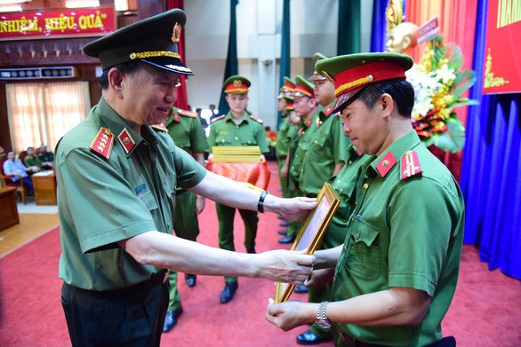 Bộ trưởng Bộ Công an Tô Lâm trao khen thưởng cho đại diện các đơn vị