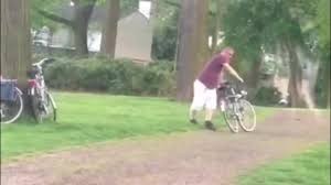 Cười ra nước mắt người đàn ông lần đầu tiên được đi xe đạp