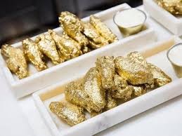 Choáng váng cánh gà dát vàng giá 1.000 USD, ăn xong cả môi và răng đều lấp lánh