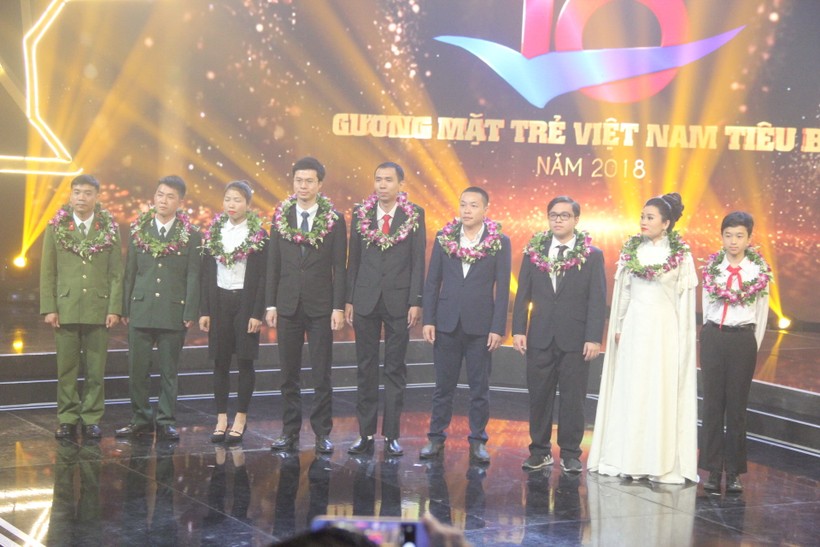 Trung úy Vàng Lao Lừ (thứ hai từ trái qua phải) được vinh danh tại Lễ tuyên dương 10 Gương mặt trẻ Việt Nam tiêu biểu 2018. Ảnh: Sỹ Điền.