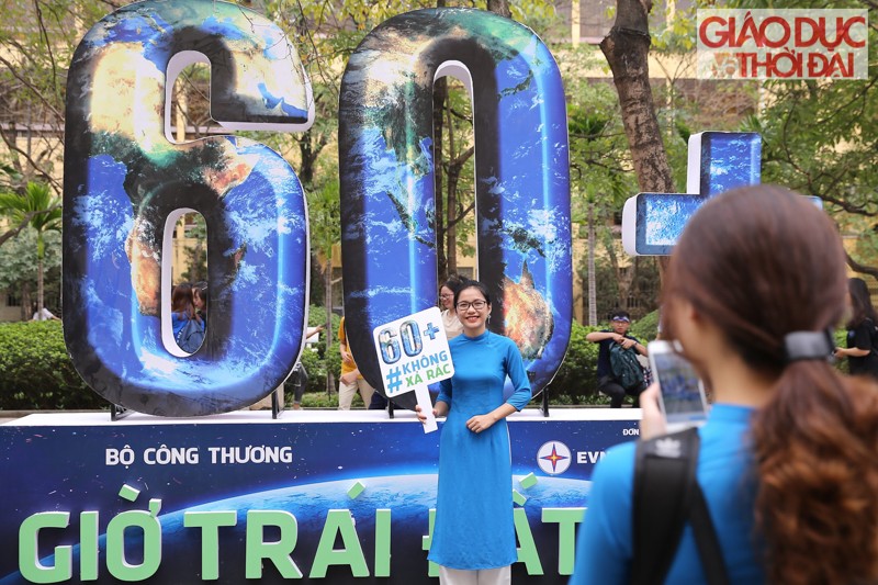 Rất nhiều khẩu hiệu được sinh viên cầm trên tay để chung sức cùng chiến dịch Giờ Trái Đất 2019.

