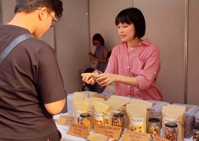 Chị Nguyễn Thị Kim Dung giới thiệu các sản phẩm bánh Tròn xoe.