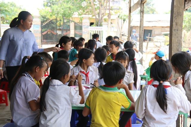 Đắk Nông: Cô giáo vùng cao xin cơm, xây nhà bán trú cho học trò nghèo