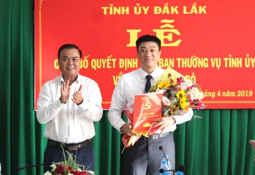Đại tá Trịnh Ngọc Quyên (trái) nhận Quyết định điều động và bổ nhiệm của Bộ trưởng Bộ Công an.