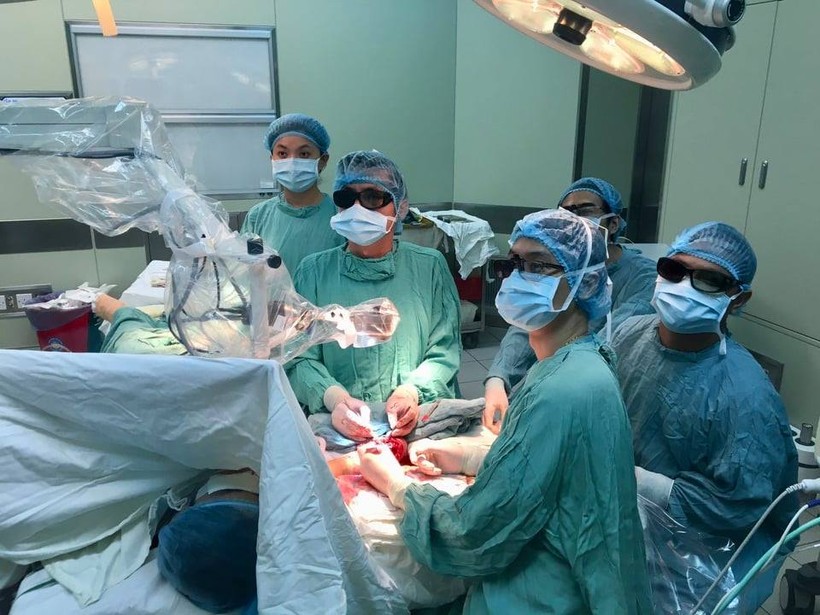 Ê kíp các y, bác sĩ Bệnh viện Trung Ương Huế đang tiến hành ca phẫu thuật cứu sống Đàm Văn H.