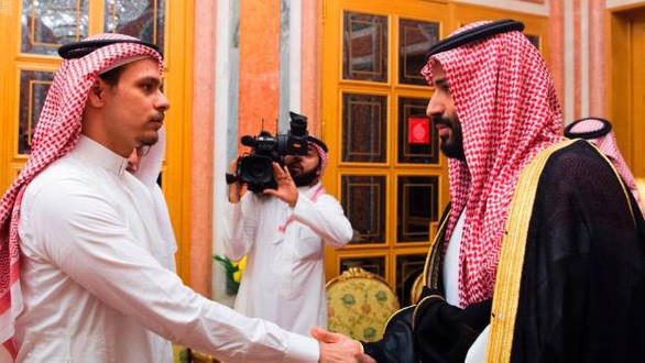 Con trai nhà báo Khashoggi (trái) gặp Thái tử Saudi Arabia, ông Mohammed bin Salman
