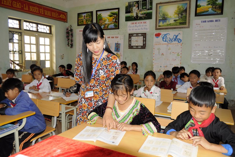 Cô giáo Nguyễn Thị Thanh Thanh, giáo viên Trường PTDTBT THCS xã Sin Suối Hồ, huyện Phong Thổ say mê trong giờ học   	Ảnh: T.G