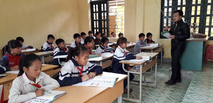 Việc học tiếng Việt đã là ngoại ngữ với HS DTTS, tiếng Anh là ngoại ngữ thứ hai, đây là rào cản lớn đối với các tỉnh miền núi như Điện Biên. Ảnh: T.G