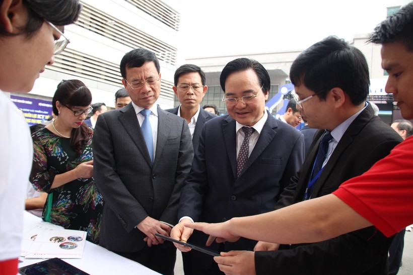 Bộ trưởng Bộ GD&ĐT Phùng Xuân Nhạ, Bộ trưởng Bộ TT-TT Nguyễn Mạnh Hùng tham quan gian hàng trưng bày sản phẩm của doanh nghiệp trong khuôn khổ tọa đàm