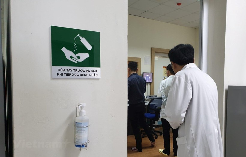 Rửa tay là cách phòng bệnh tốt nhất được dán tại nhiều bệnh viện. (Ảnh: T.G/Vietnam+).