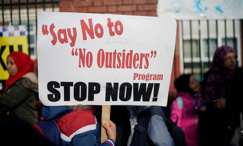 Phụ huynh theo đạo Hồi ở thành phố Birmingham biểu tình chống lại chương trình “No Outsiders”.	Ảnh The Guardian