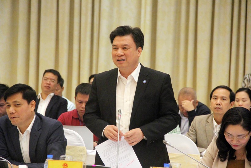 Thứ trưởng Bộ GD&ĐT Nguyễn Hữu Độ trả lời các câu hỏi của phóng viên tại buổi họp báo