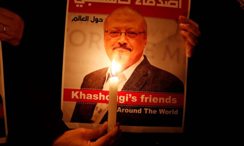 Một người biểu tình mang theo hình ảnh nhà báo Jamal Khashoggi bên ngoài Lãnh sự quán Ả-rập Xê-út ở Istanbul