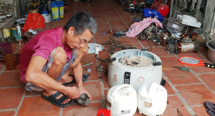 Ông Nguyễn Sinh Liên với nghề sửa chữa đồ điện gia dụng. Ảnh: T.G