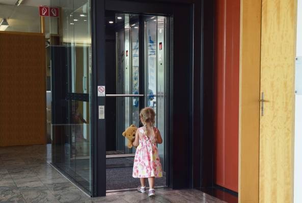 Chống xâm hại tình dục: Loạt kỹ năng cần trang bị cho con để bảo vệ bản thân khi đi thang máy một mình