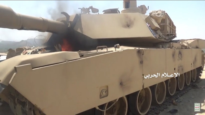 Một xe tăng quân chính phủ bốc cháy
