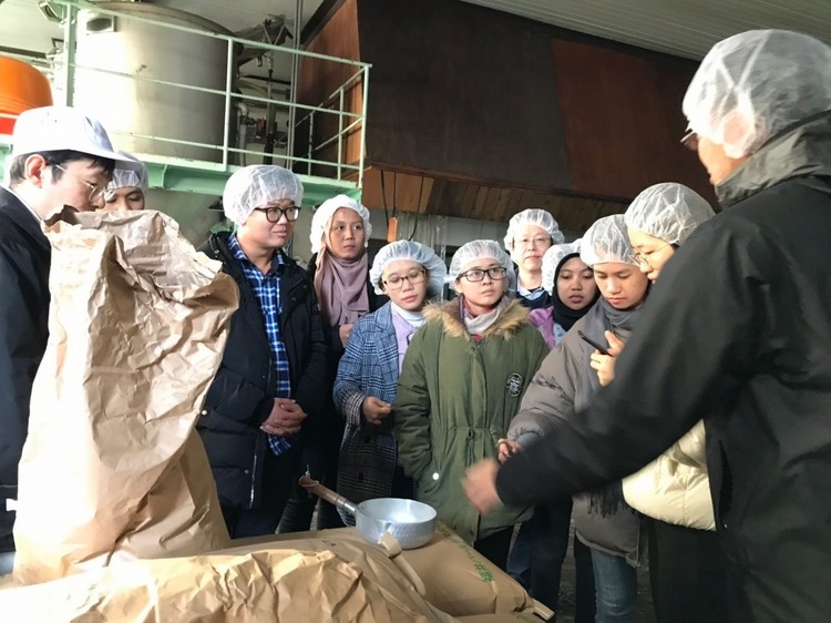 SV khoa Hóa, Trường ĐH Bách khoa, ĐH Đà Nẵng tham quan nhà máy rượu Sake trong chương trình trao đổi khoa học Sakura 2019 tại Fukui Nhật Bản. Ảnh nhà trường cung cấp