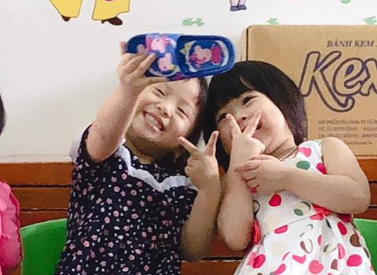 Cười ngất với 2 cô bé đáng yêu cầm dép “selfie” vì tưởng tượng thành smartphone
