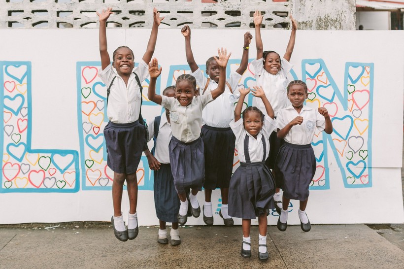 Các HS một trường tiểu học LEAP ở Monrovia (Liberia) hào hứng trước ống kính máy ảnh. Ảnh: ITN