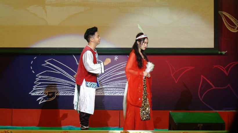 Cảnh diễn Mỵ Châu - Trọng Thủy trong đêm “Sân khấu hóa tác phẩm văn học” lần thứ tư của HS Trường THPT chuyên Ngoại ngữ (ĐHQG Hà Nội)