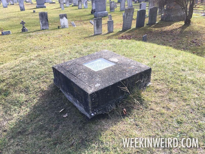 Kinh hãi ngôi mộ có thể nhìn thấy người chết trong quan tài