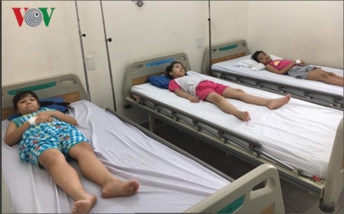 61 học sinh tiểu học ở TP HCM nhập viện sau bữa ăn trưa 