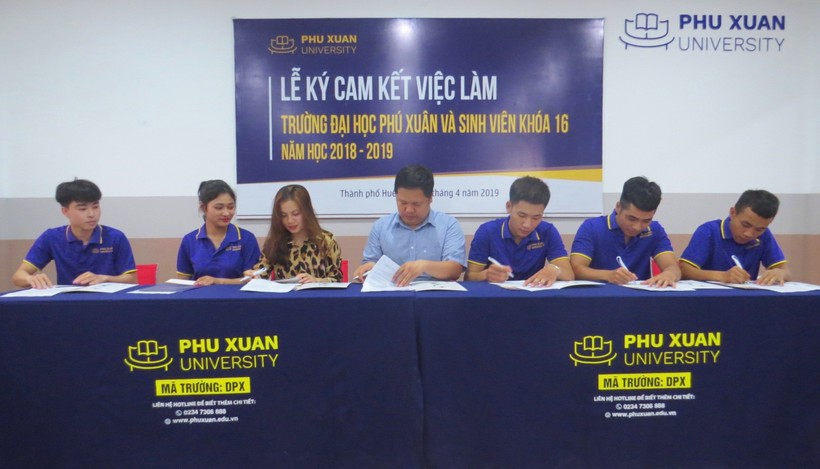  Quang cảnh lễ ký cam kết đảm bảo việc làm tại Trường Đại học Phú Xuân Huế