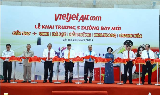 Thủ tướng Nguyễn Xuân Phúc dự Lễ khai trương 5 đường bay mới tại Cần Thơ