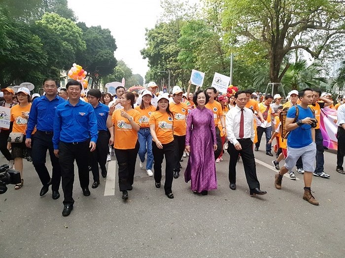 Các đại biểu dự buổi mít tinh sáng 7/4 tham gia đi bộ hưởng ứng Ngày Sức khỏe Thế giới.