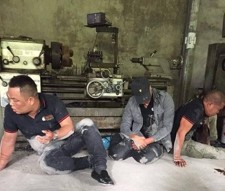 Hình ảnh nhóm người đòi nợ bị đánh ngã xuống nền nhà được lan truyền trên mạng, ảnh: facebook

