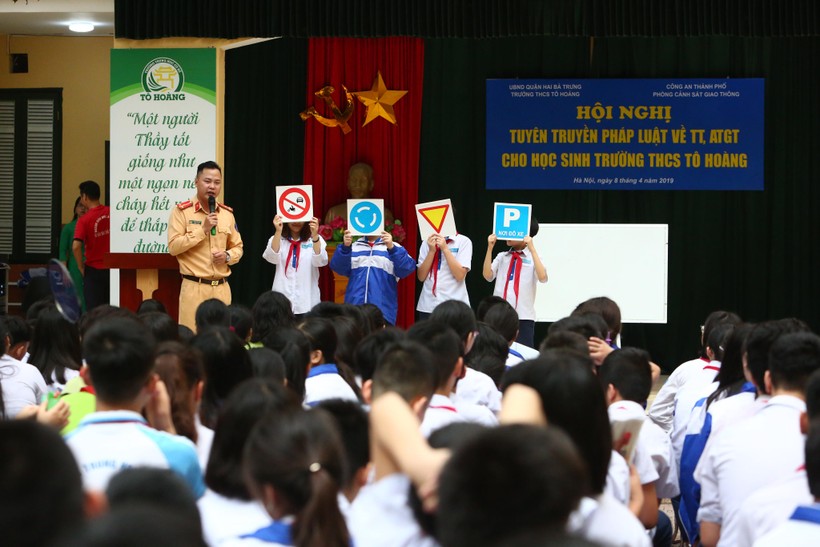 Hà Nội: Hơn 1.000 học sinh THCS sôi nổi "học" kiến thức an toàn giao thông 
