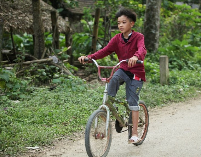 Cậu bé Vì Quyết Chiến với chiếc xe đạp không phanh vừa được nhà hảo tâm mua lại