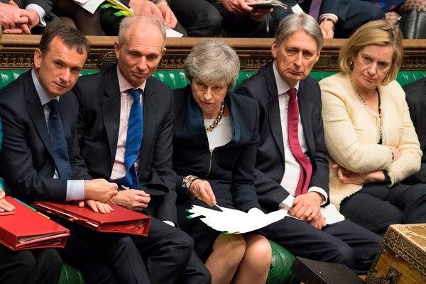 Thủ tướng Theresa May (giữa) tại Hạ viện ở London trong một cuộc điều trần về thỏa thuận Brexit. Ảnh: TNT.