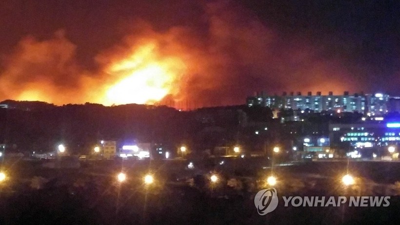 Vụ hỏa hoạn ở Goseong gây thiệt hại lớn tới các tòa nhà và khiến ít nhất 1 người thiệt mạng,