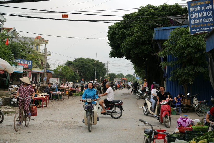 Chợ cóc lấn chiếm lòng đường 496 tại khu vực thôn 5, xã Mỹ Hà, huyện Mỹ Lộc, TP Nam Định (ảnh chụp ngày 4/4)