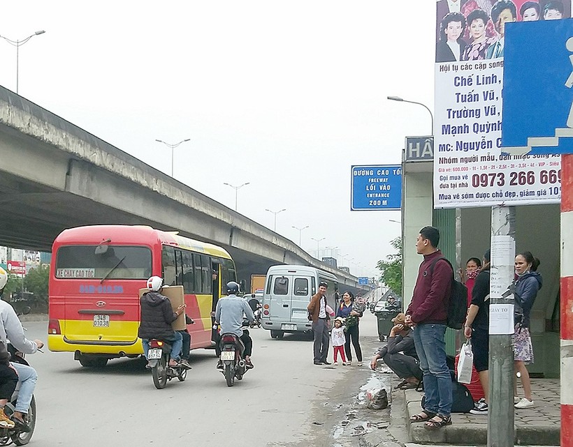 Hành khách tập trung ở vỉa hè trên đường Nguyễn Xiển đón xe