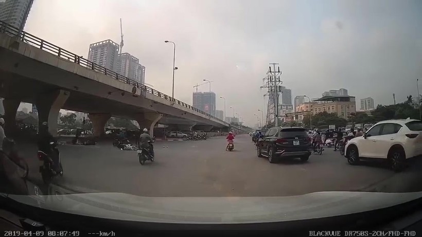 Video: Khoảnh khắc nữ tài xế vượt đèn đỏ, gây tai nạn liên hoàn trên phố Hà Nội