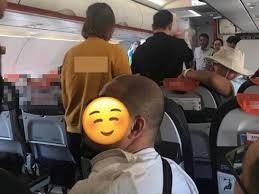 Nam thanh niên bất ngờ đòi xuống máy bay vì cãi nhau với bạn gái