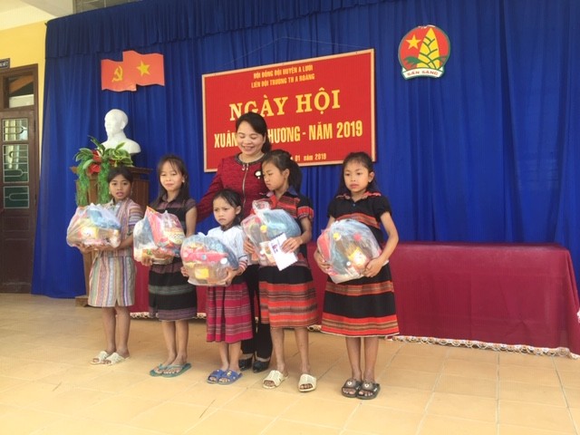 Cô giáo Lê Thị Giang trao phần thưởng cho HS có thành tích học tập xuất sắc