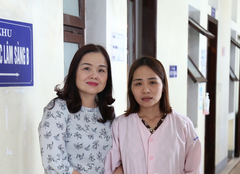 TS Lê Thị Hương, Giám đốc Sở GD&ĐT tỉnh Quảng Trị trực tiếp đến thăm và tặng quà cho cô giáo Tình đang điều trị tại Bệnh viện T.Ư Huế