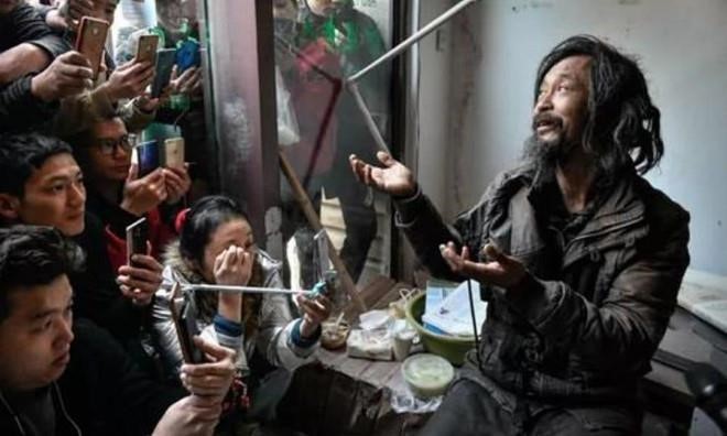 Choáng với ăn mày Trung Quốc: Người phối đồ cực chất, kẻ sống như thượng lưu