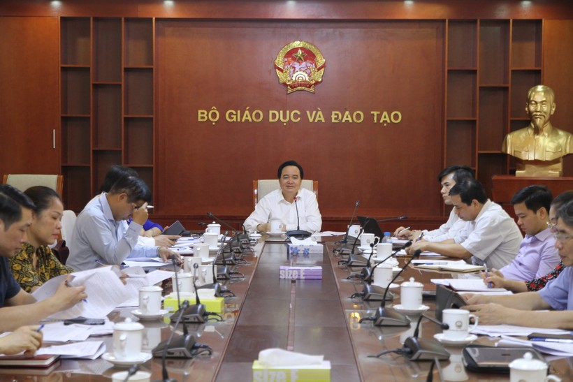 Bộ trưởng Phùng Xuân Nhạ làm việc với lãnh đạo các đơn vị chức năng của Bộ