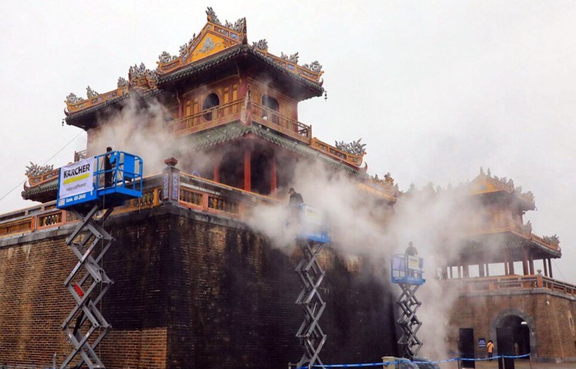 Các chuyên gia Karcher làm sạch Di tích cổng Ngọ Môn, Đại nội Huế bằng công nghệ hơi nước nóng.
