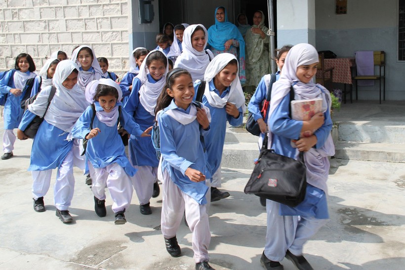 Các HS một trường nữ sinh ở Islamabad ra về sau giờ học